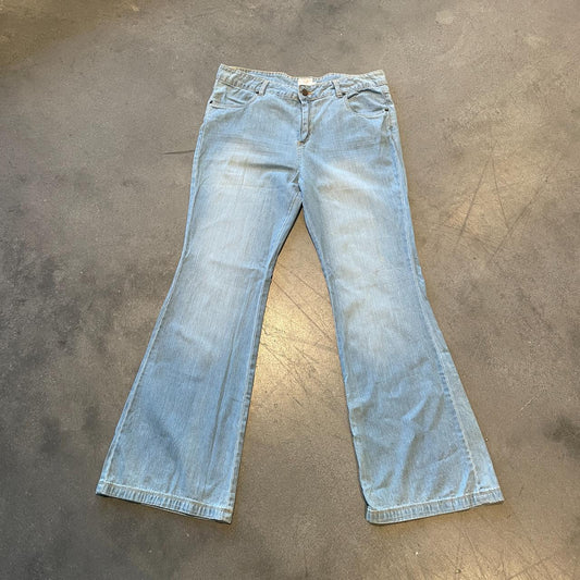 Light wash embroided jeans